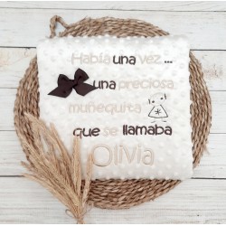 Manta de Bebé Bordada Personalizada con Cuento y Nombre Mod. Preciosa-o Muñequita / Muñequito